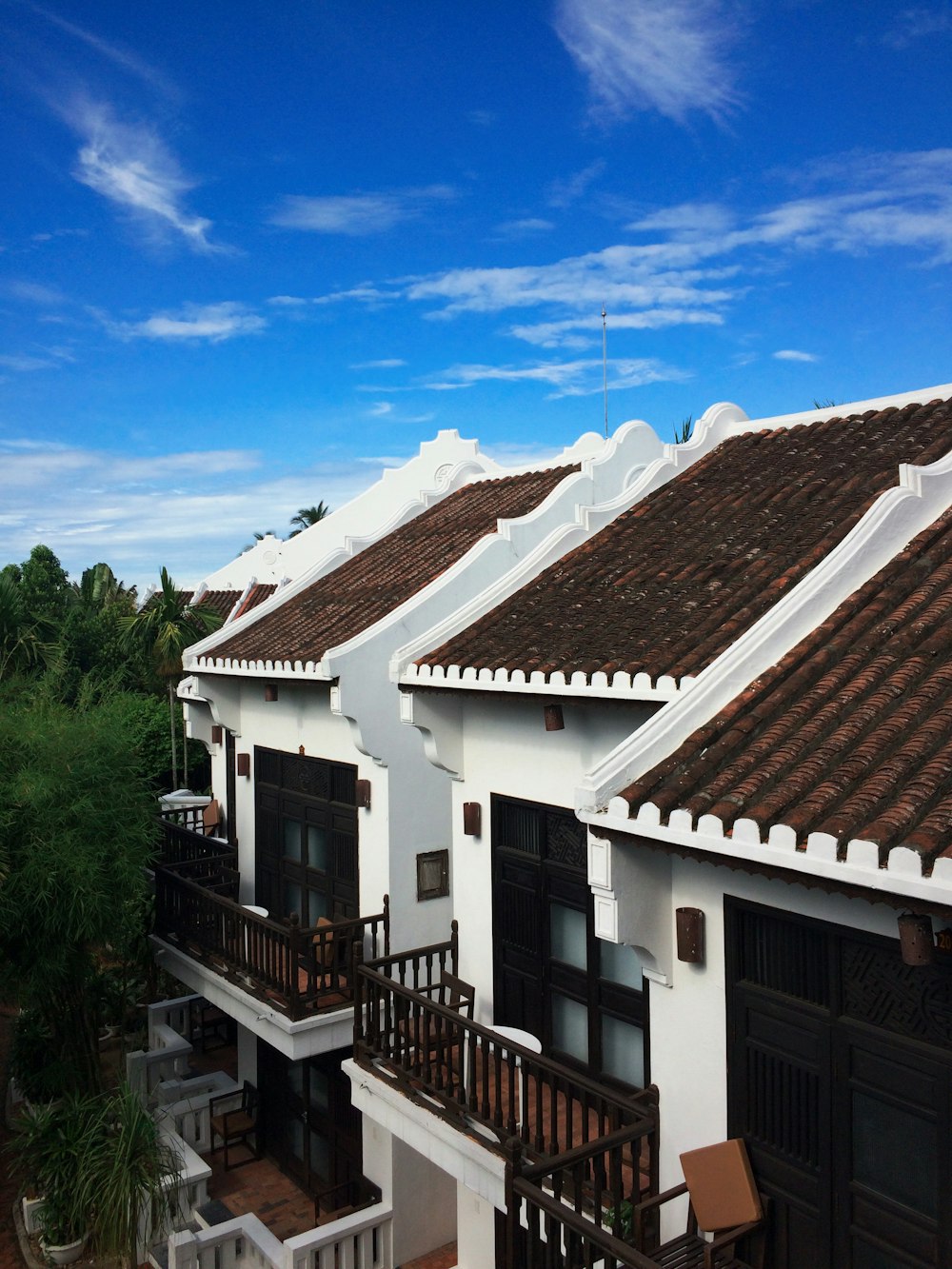 차분한 푸른 하늘 아래 흰색과 갈색 콘크리트 집