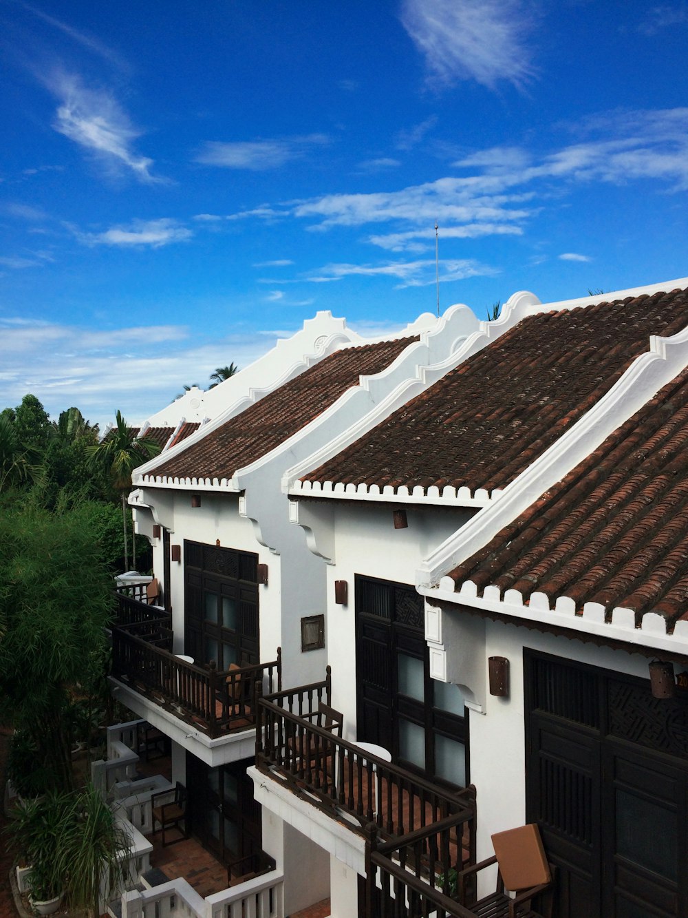 Casa de hormigón blanco y marrón bajo un cielo azul tranquilo