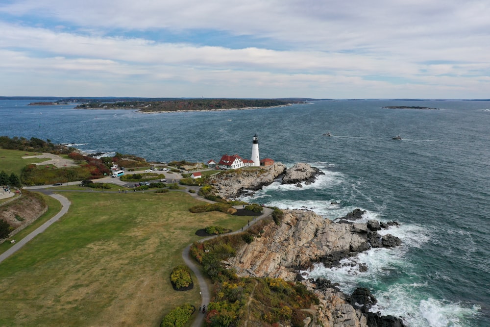 Fotografía aérea del faro junto al mar