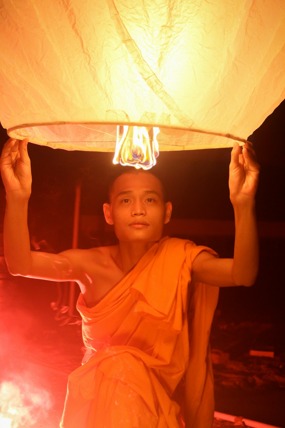 homme tenant sur une lanterne en papier