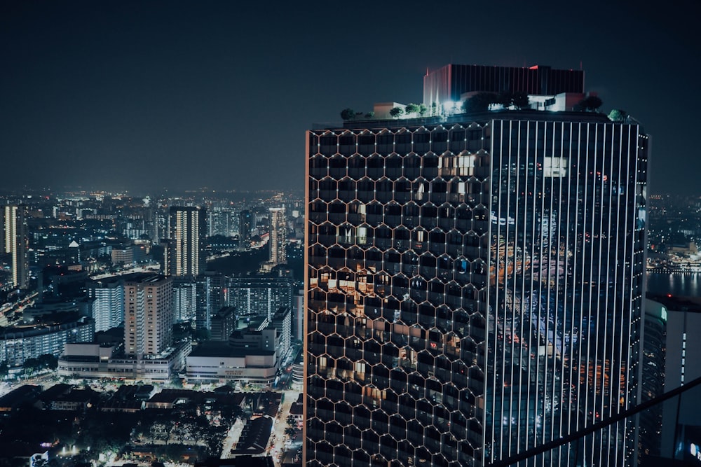 Photographie aérienne d’un bâtiment urbain de nuit