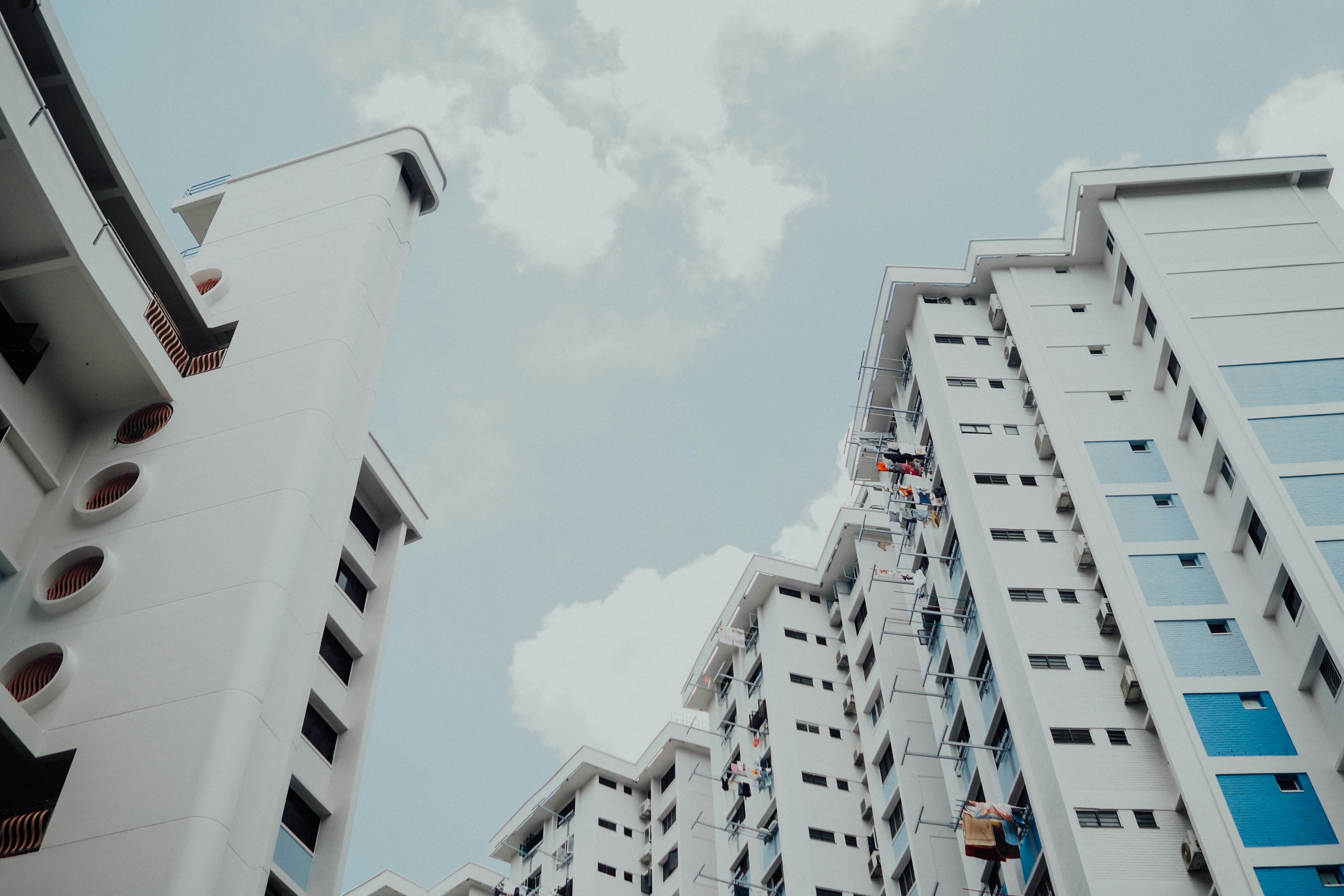 Model rumah dengan koin, melambangkan investasi perumahan