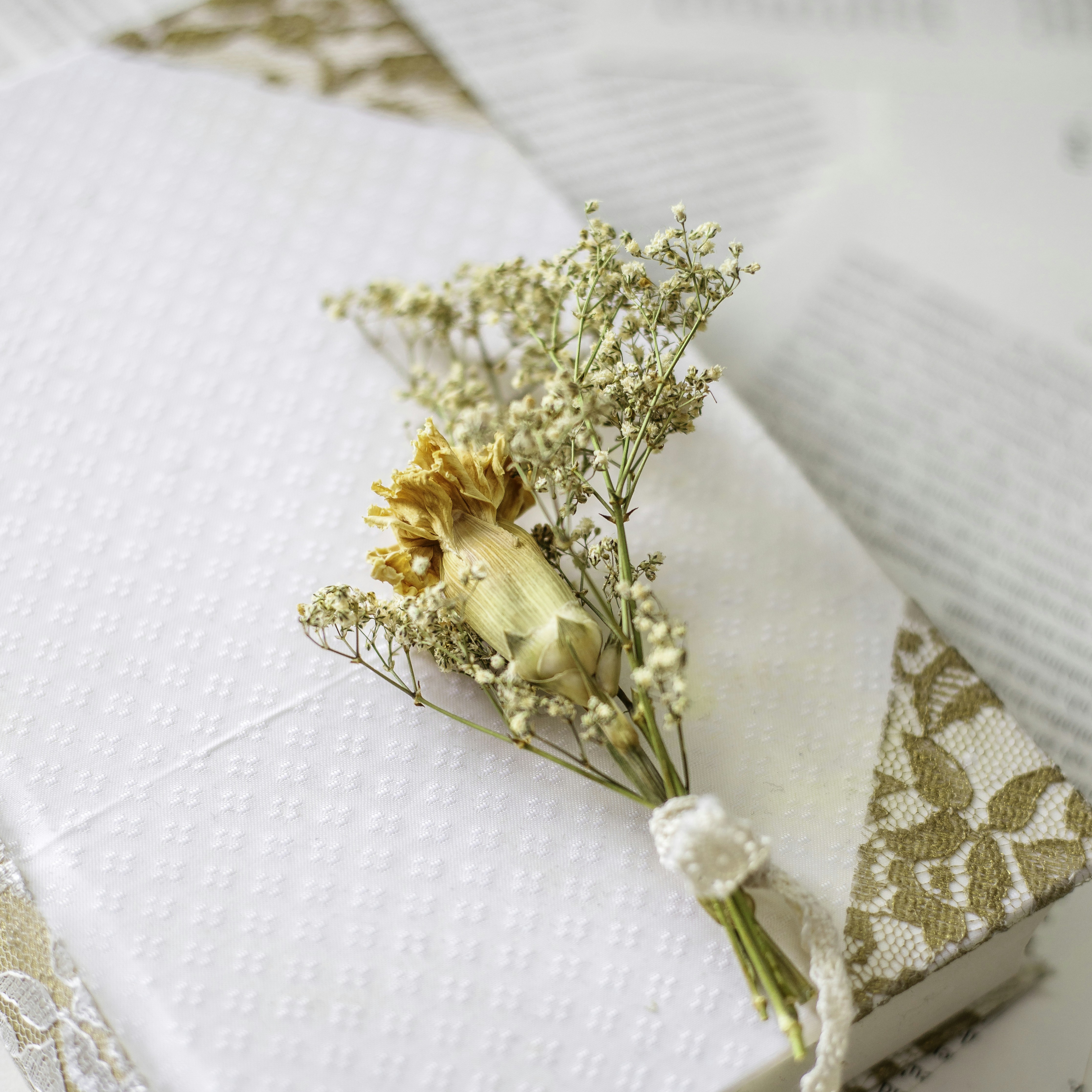 elegant wedding invitation design, delicate floral pattern, minimalist wedding invitation, gold foil lettering, ilustrasi artikel Enchanting Echoes: 15 Breathtaking Wedding Invitation Design Ideas to Inspire Your Big Day 3