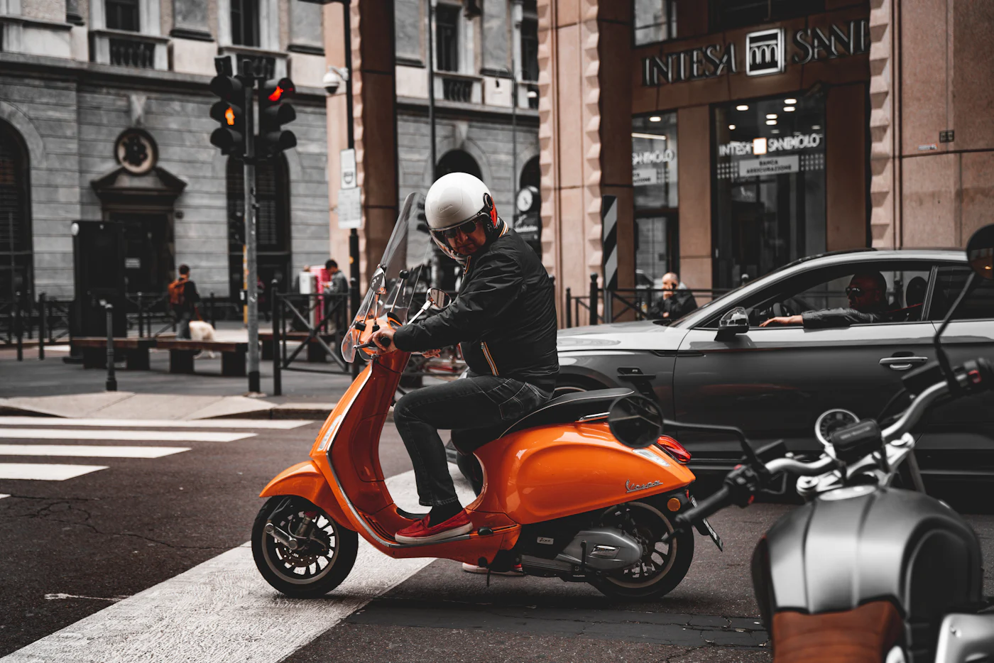 Scooter geparkeerd langs de straat na het behalen van het rijbewijs AM
