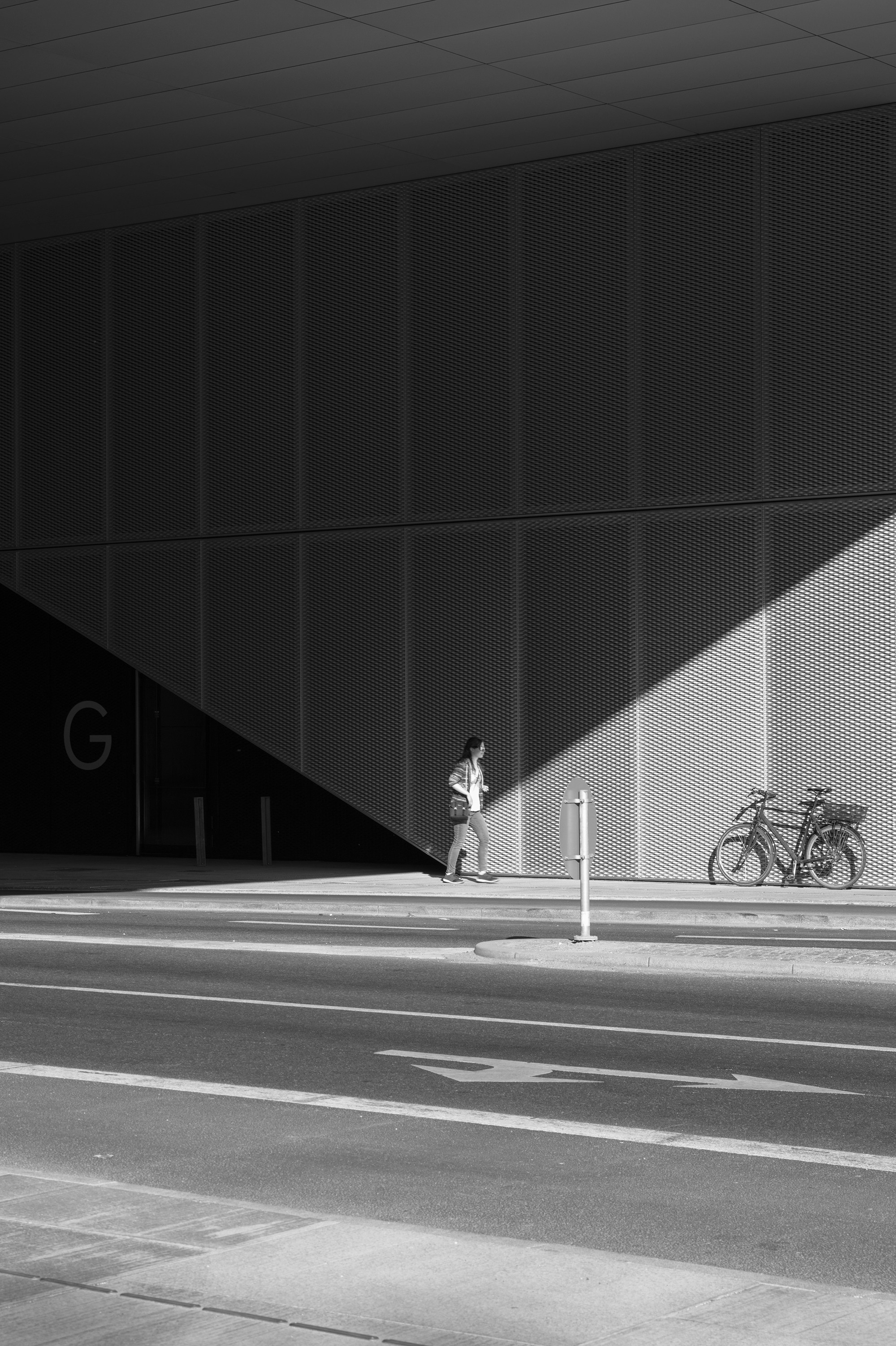 灰色の壁のそばに立っている女性の写真 Unsplashで見つけるコペンハーゲンの無料写真