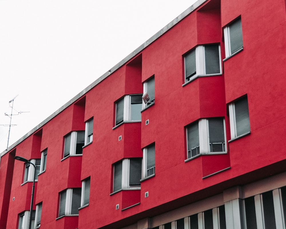 Edificio de varias plantas de hormigón rojo