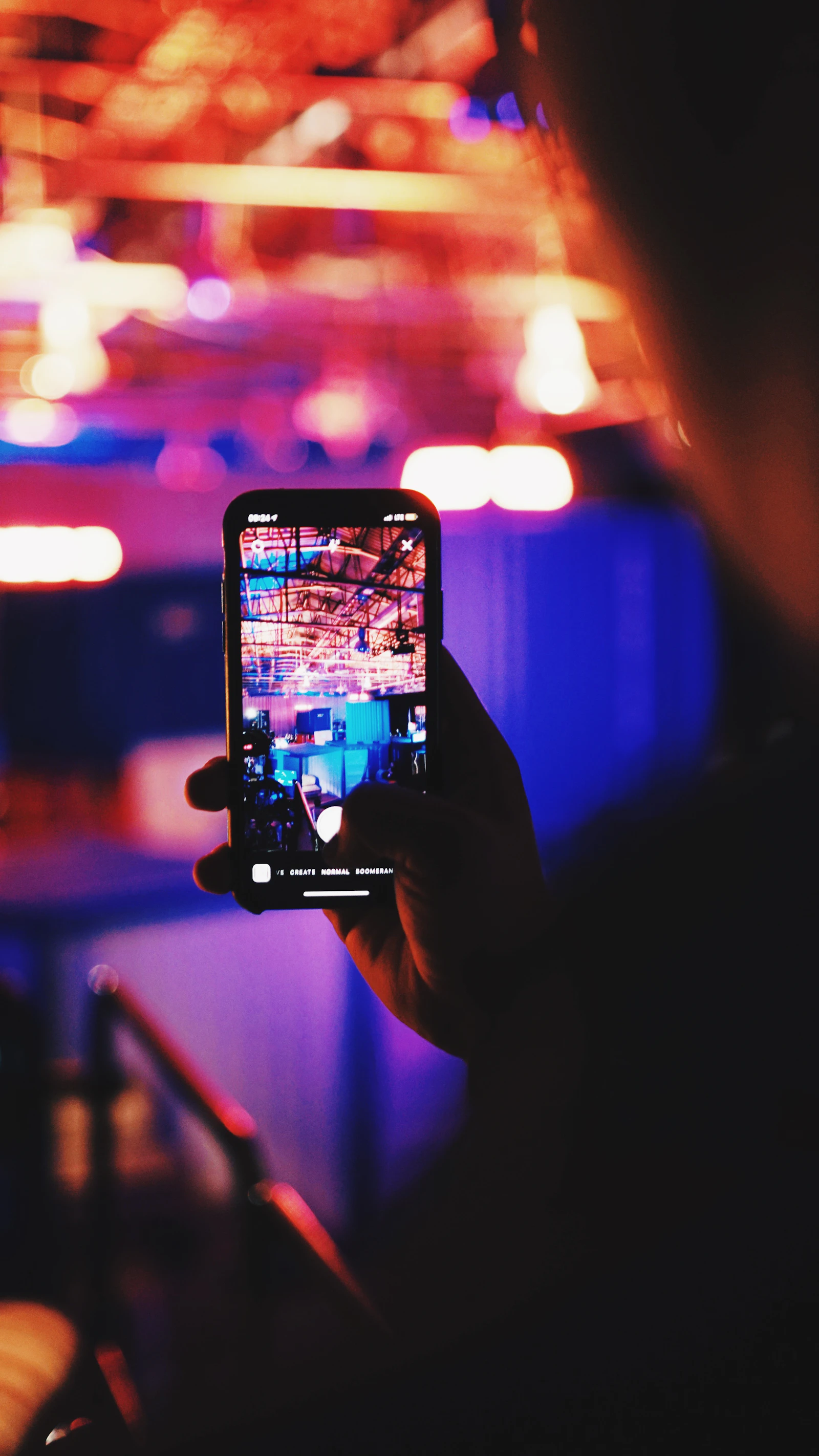 Persona haciendo una foto con el móvil