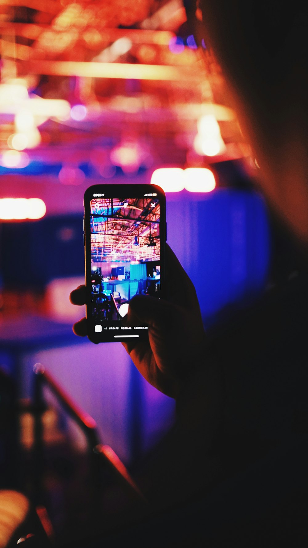 Persona que toma una foto con un teléfono inteligente