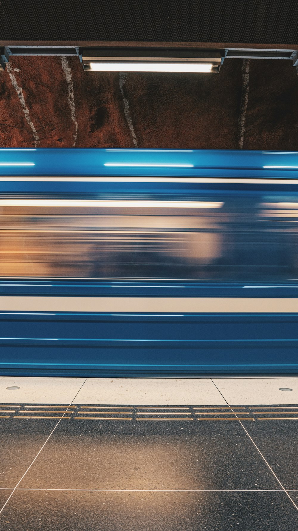 Fotografia time lapse di un treno blu di passaggio