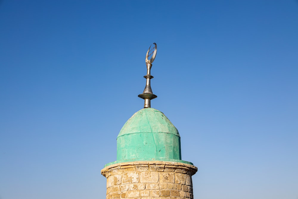 Turm aus grünem und braunem Stein