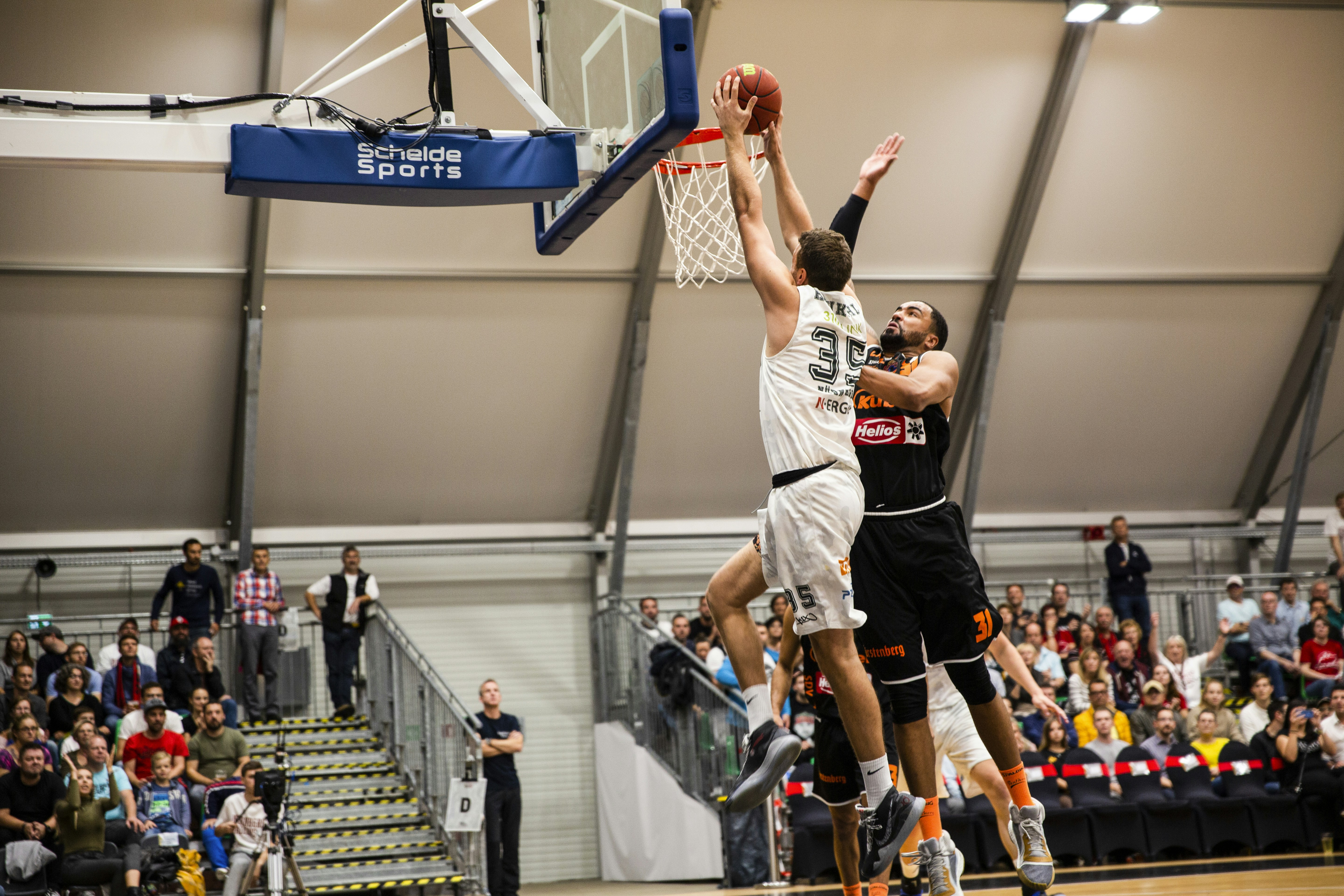 Dunking. Nürnberg Falcons (Stephan Haukohl) vs. Yasin Kolo (wiha Panthers Schwenningen)