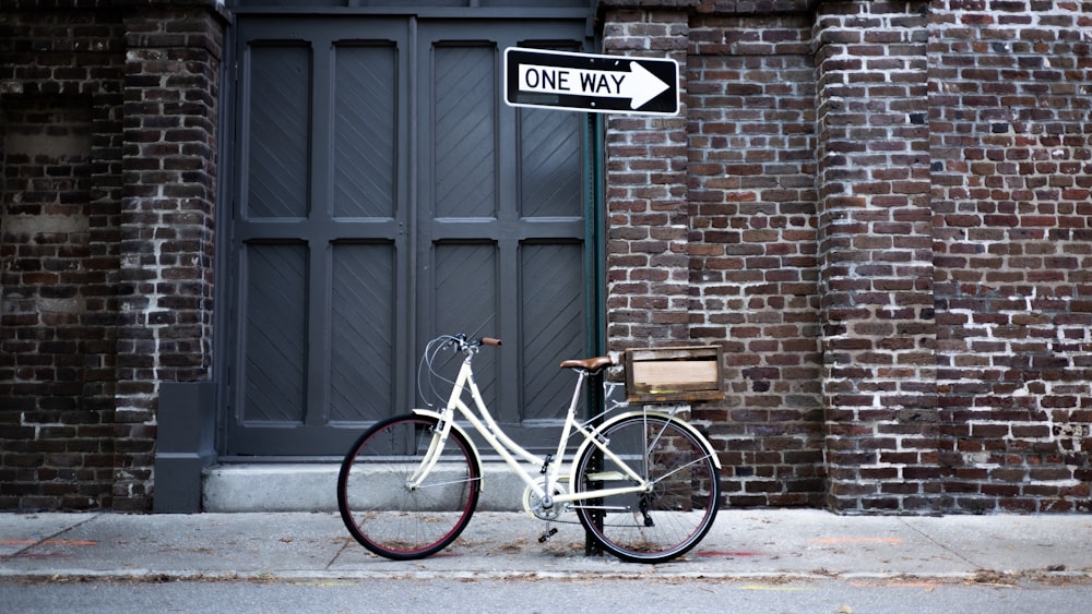 Vélo stationné à l’extérieur d’un bâtiment