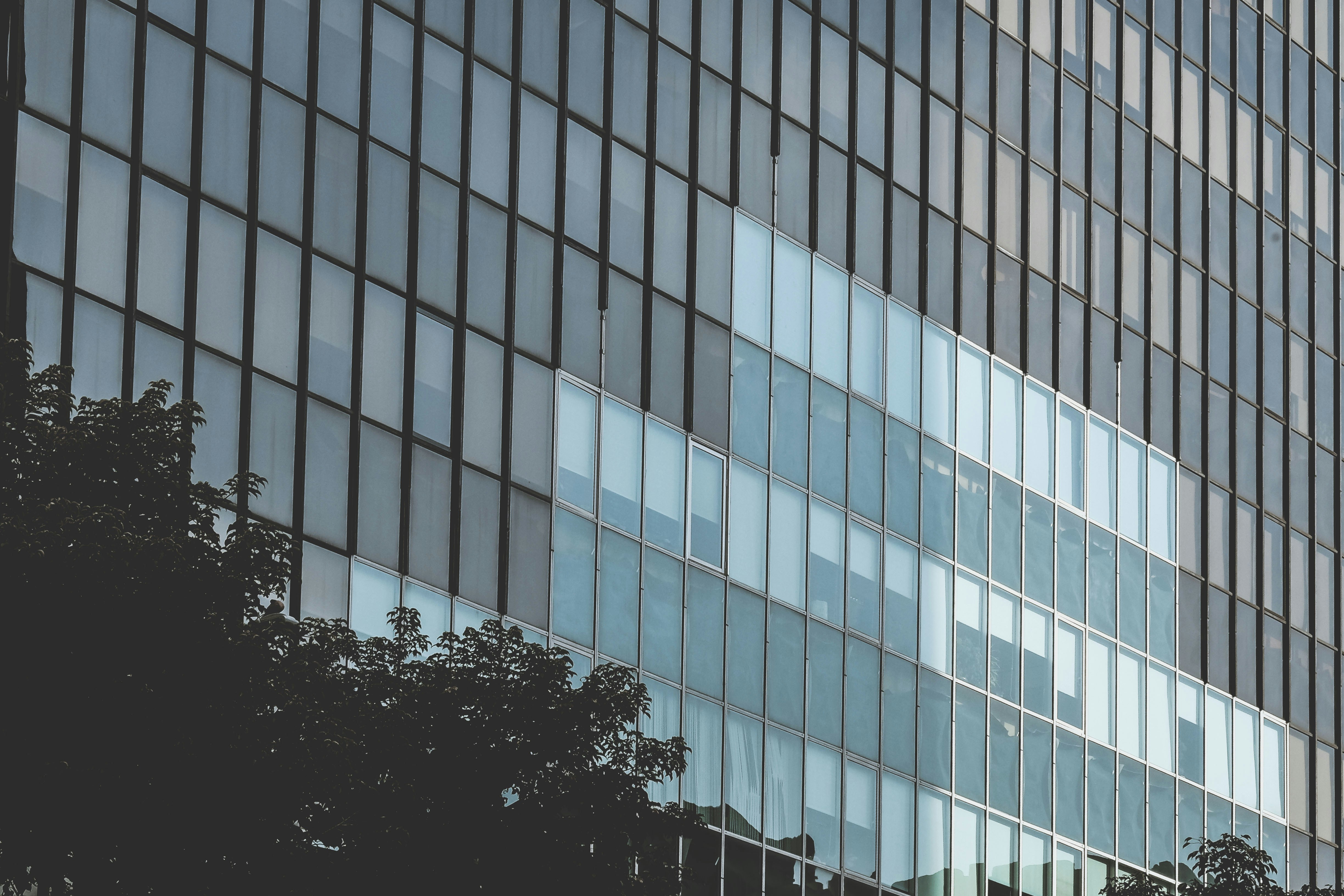 будинок сучасний з скляними вікнами