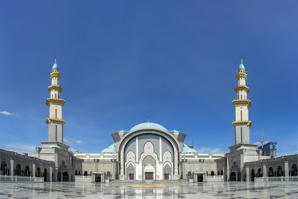 Weiße Moschee während des Tages