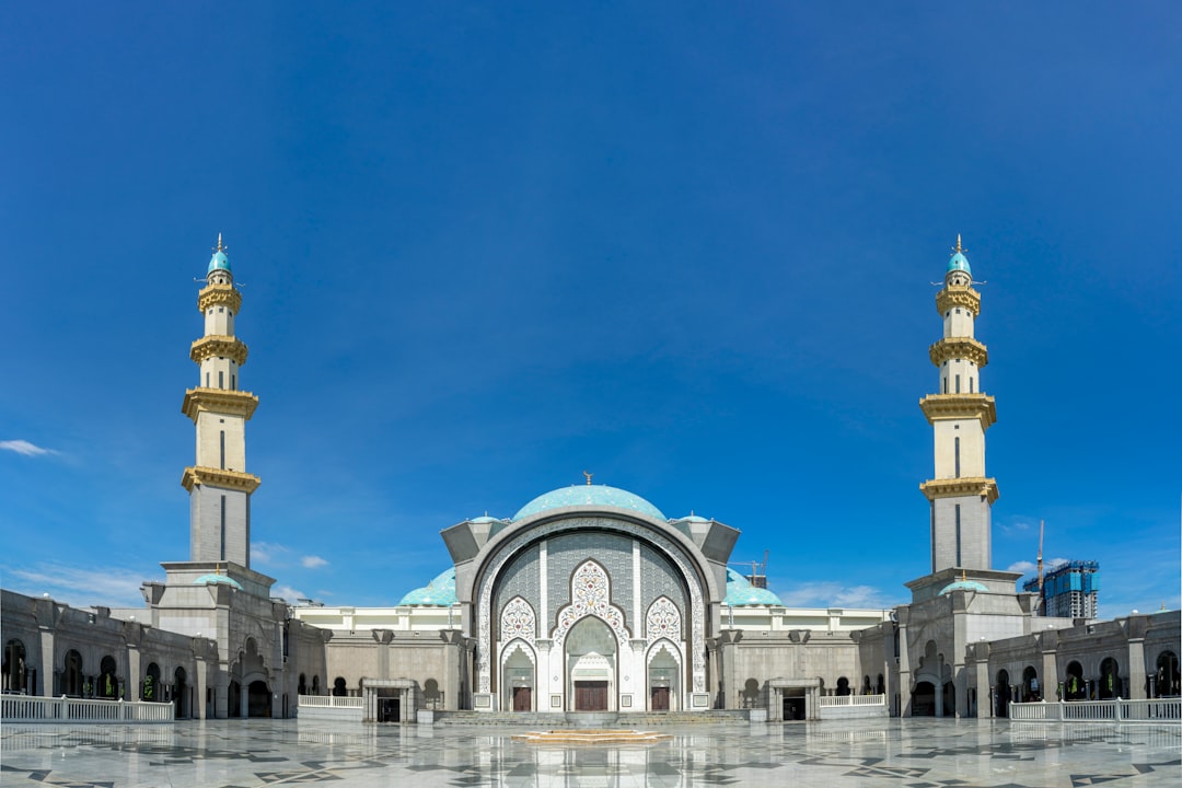 white mosque during daytiem