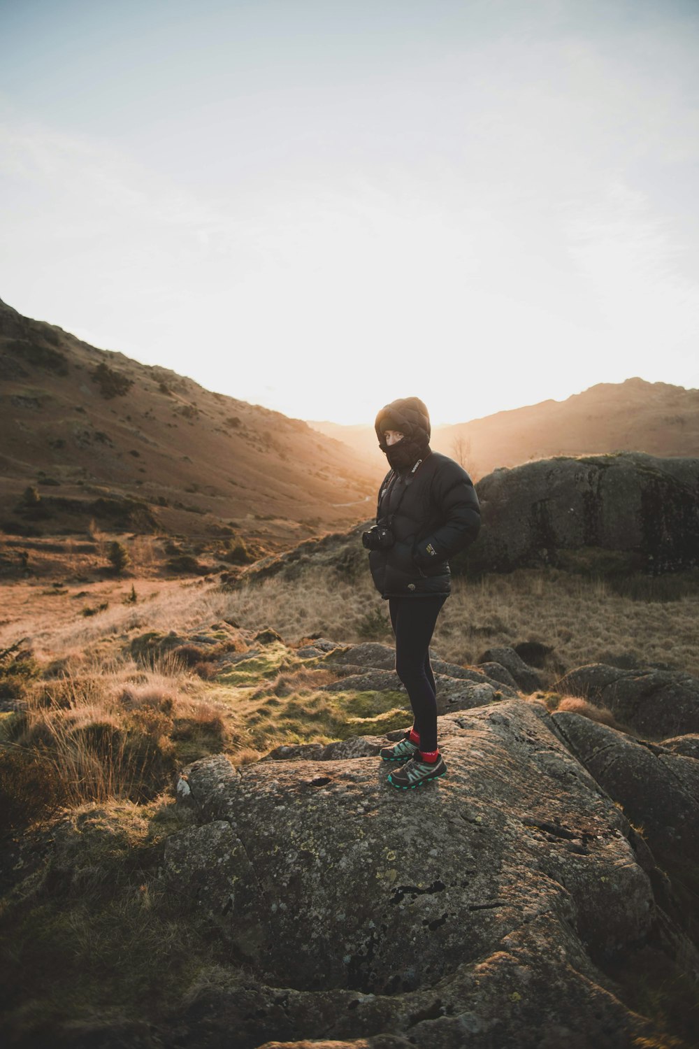 Person mit schwarzer Jacke und Leggings