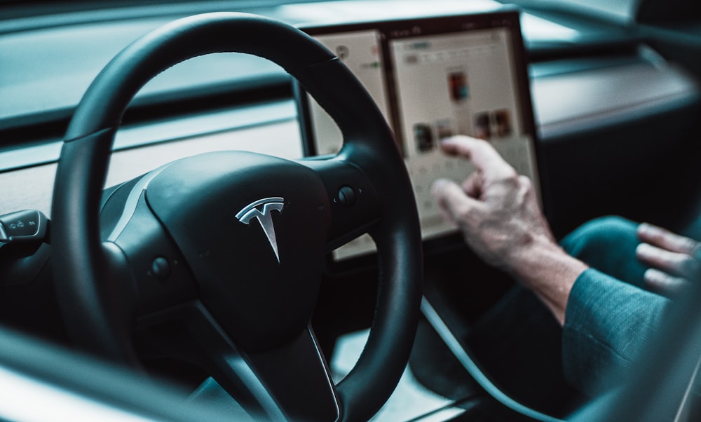 volante Tesla preto