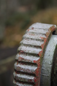 close-up photography of gray gear