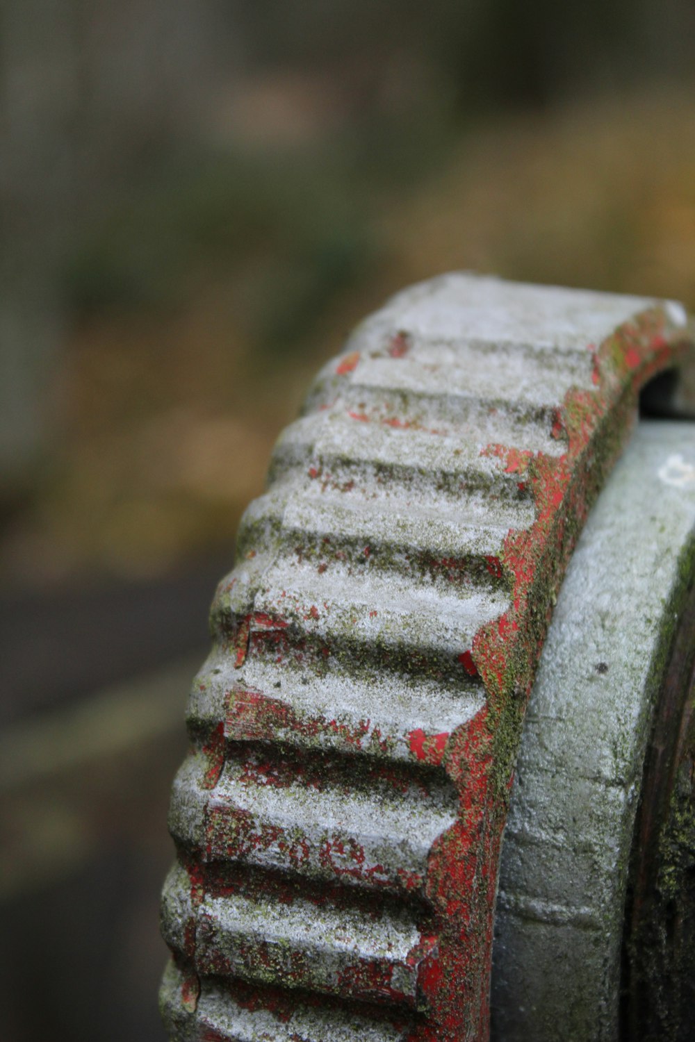 close-up photography of gray gear