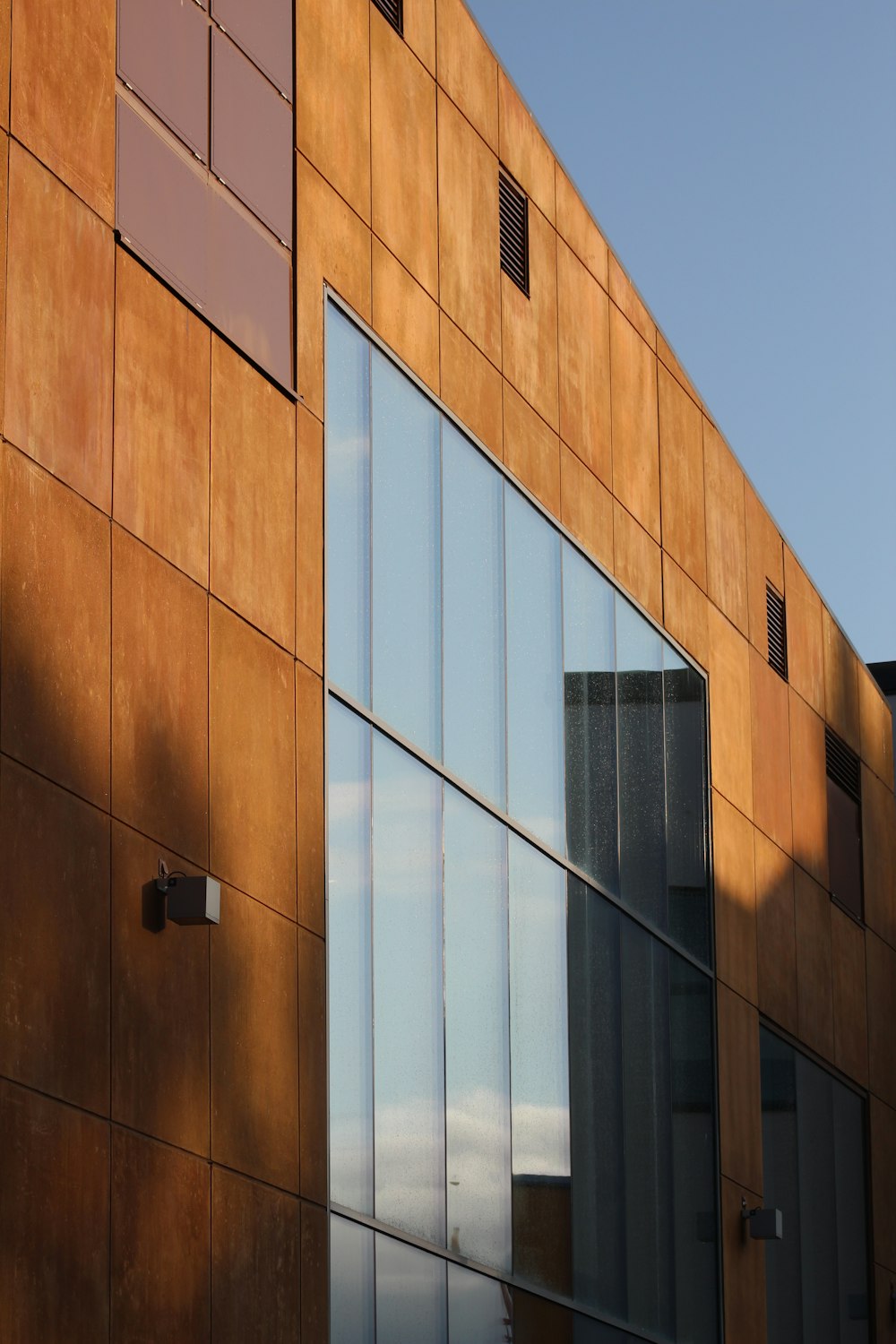 bâtiment en béton brun pendant la journée