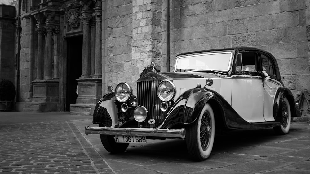 fotografia in scala di grigi dell'auto