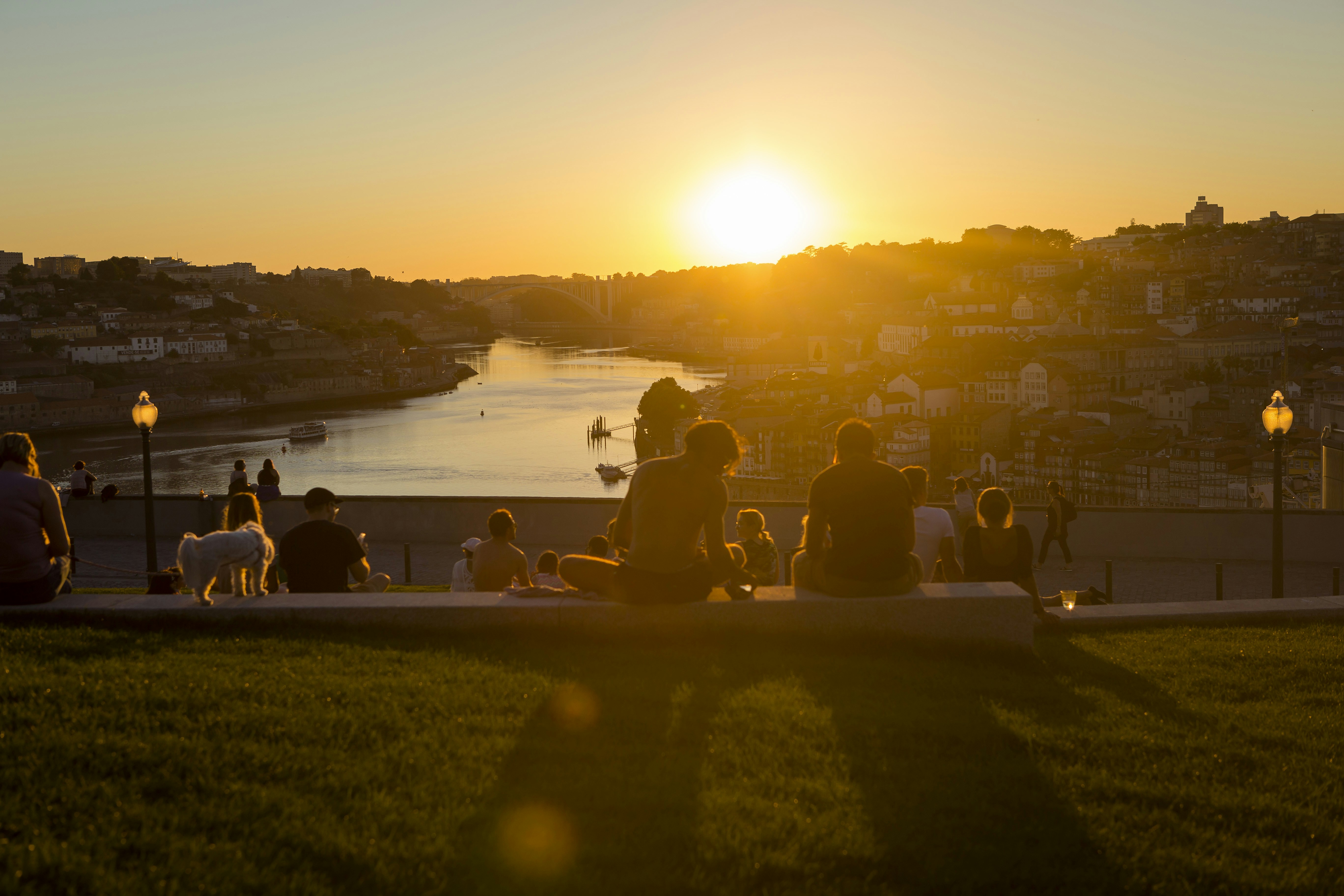 personnes faisant un pique-dans le parc au coucher du soleil