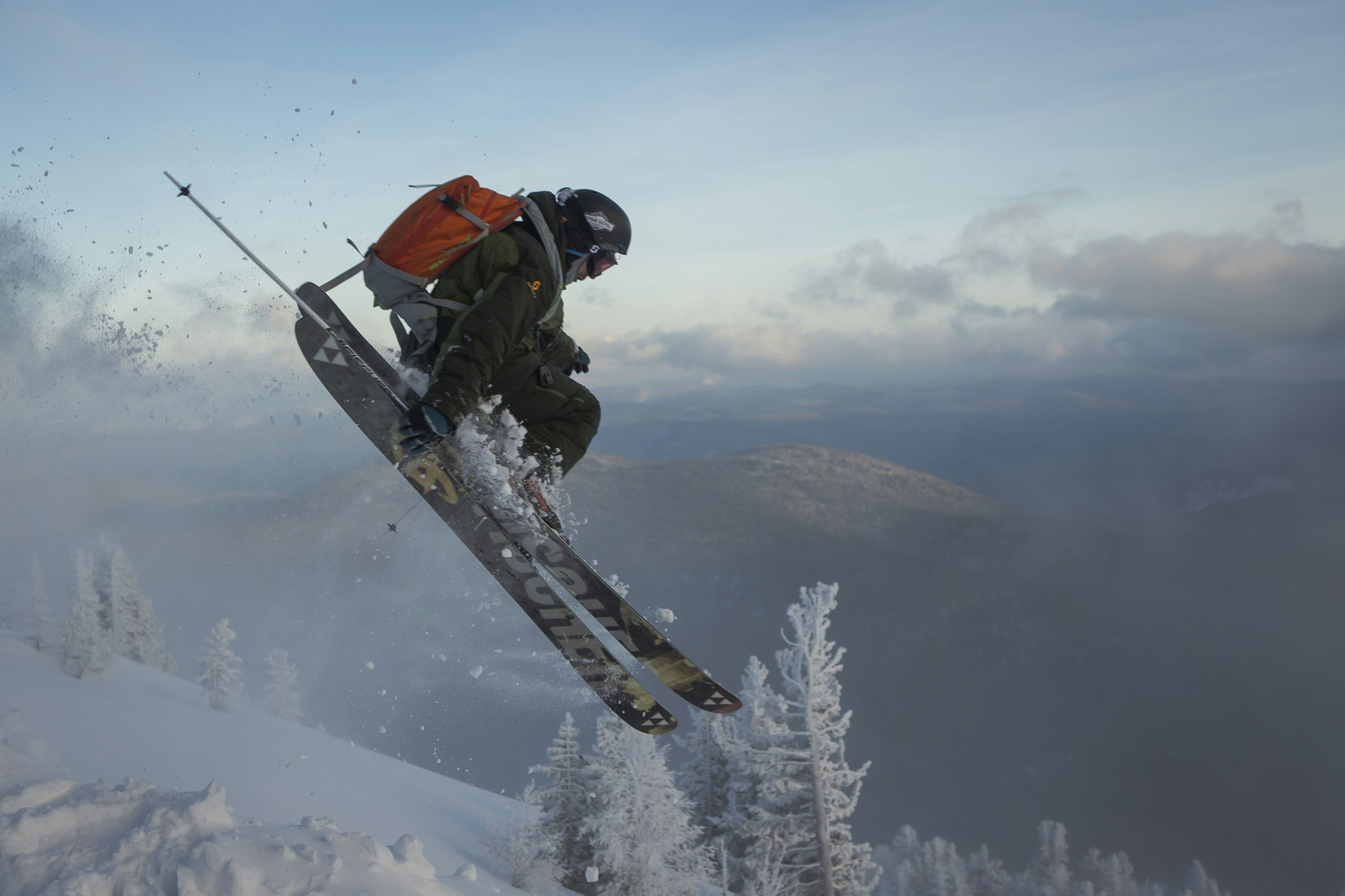 homme équipant des skis