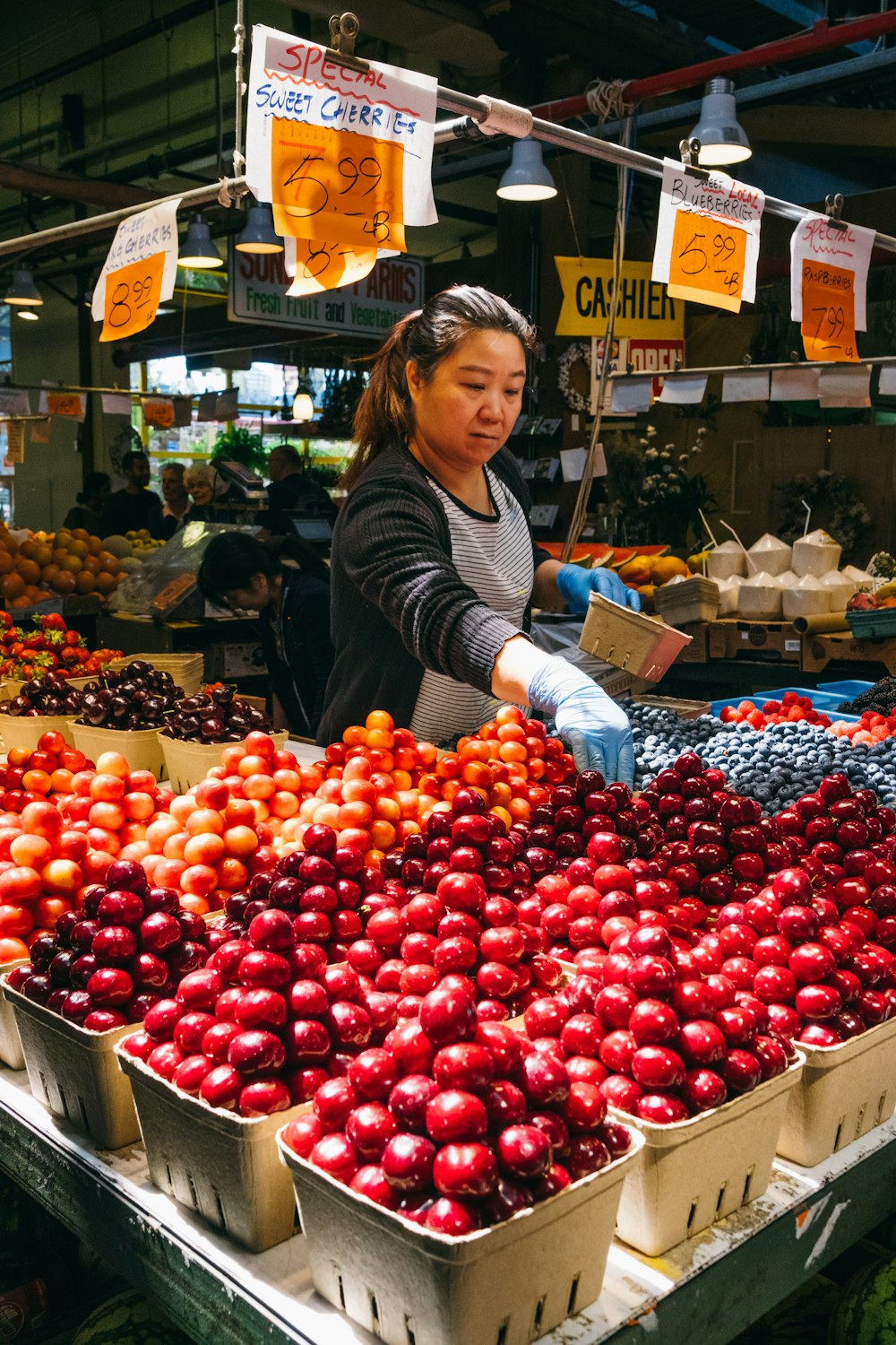 mulher em pé na frente da variedade de frutas