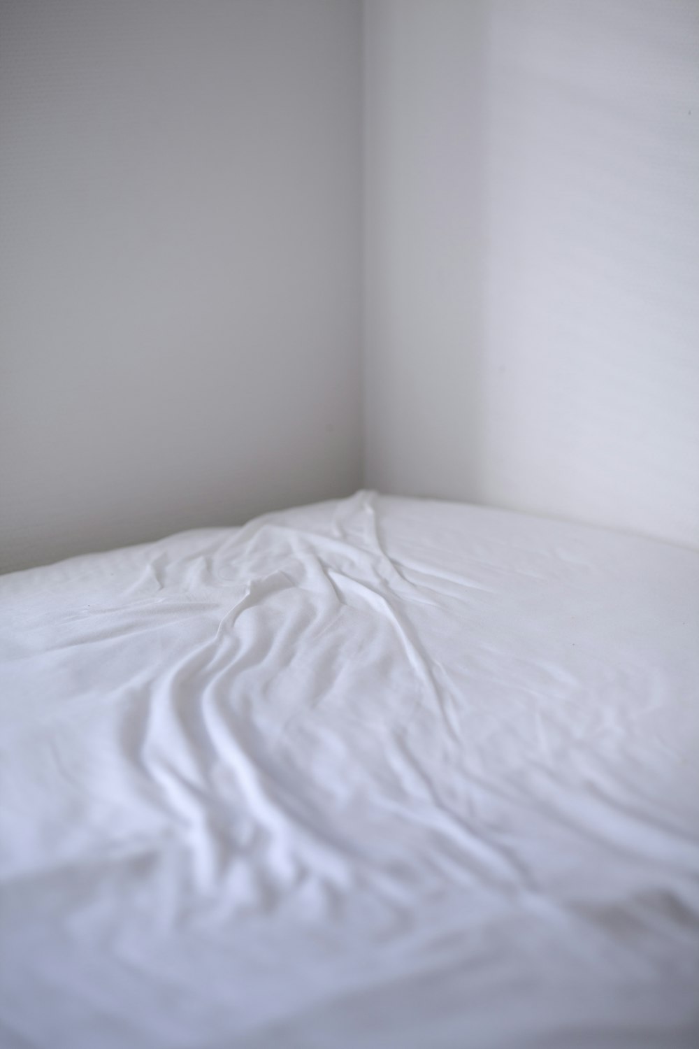 白いベッドカバー