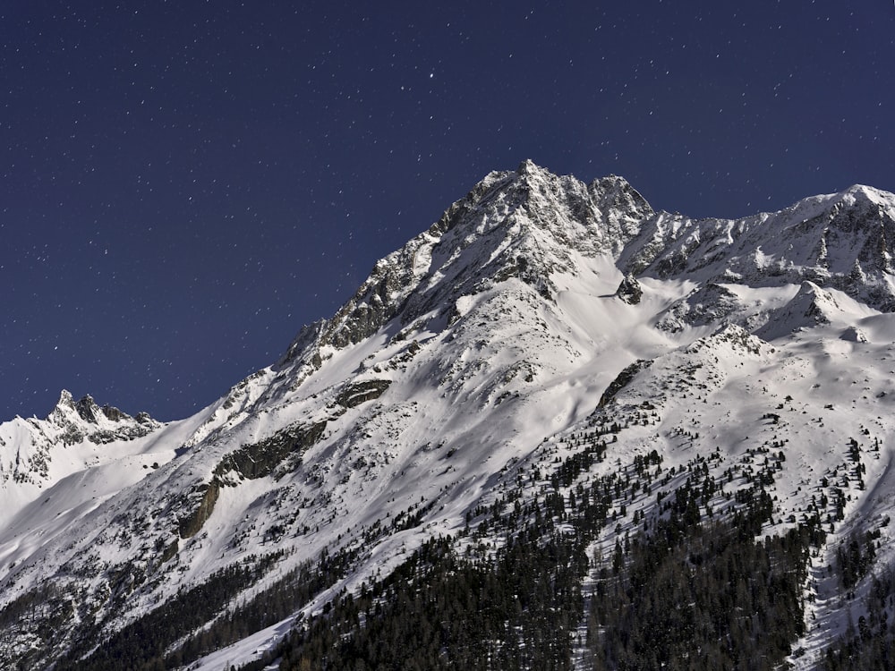 neve coberta pela montanha