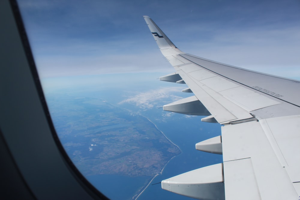 gray airplane wing