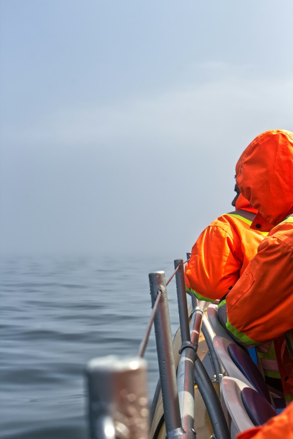 personne portant un imperméable orange