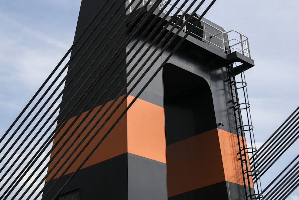 estrutura de concreto laranja e preto