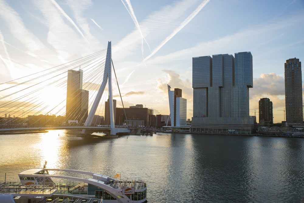 Navio branco perto da ponte