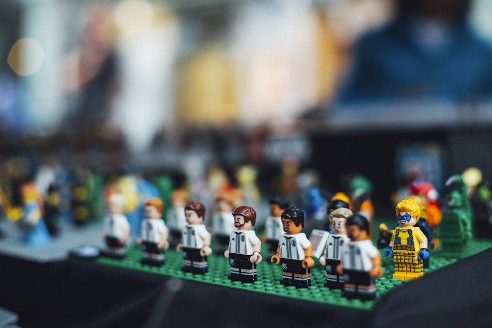 Figurine Lego sur surface verte