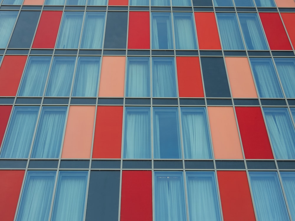 um close up de um edifício com muitas janelas