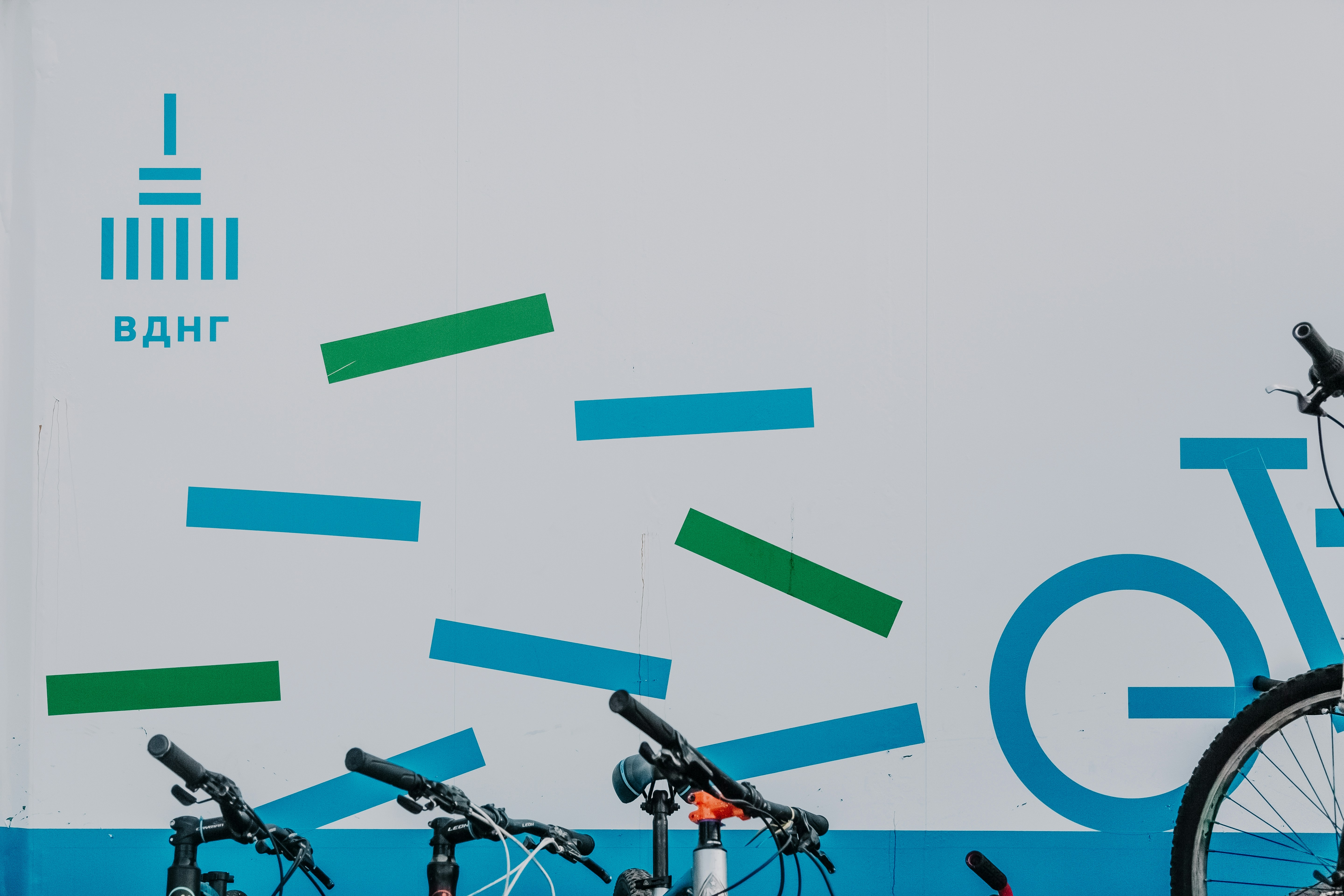 Diagram of electric mountain bike features