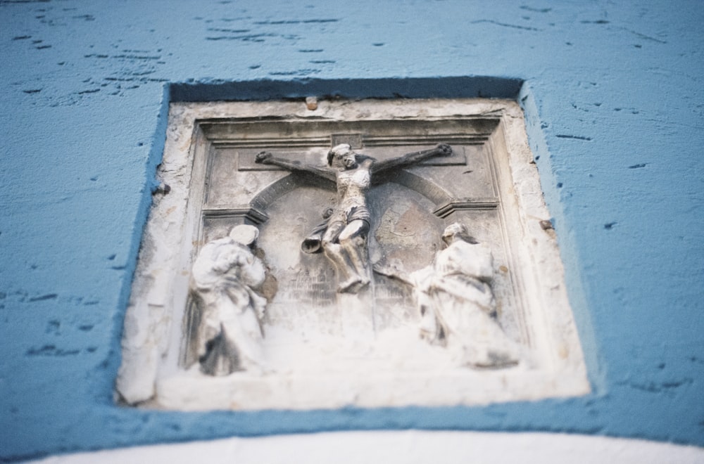 white and gray crucifix statue