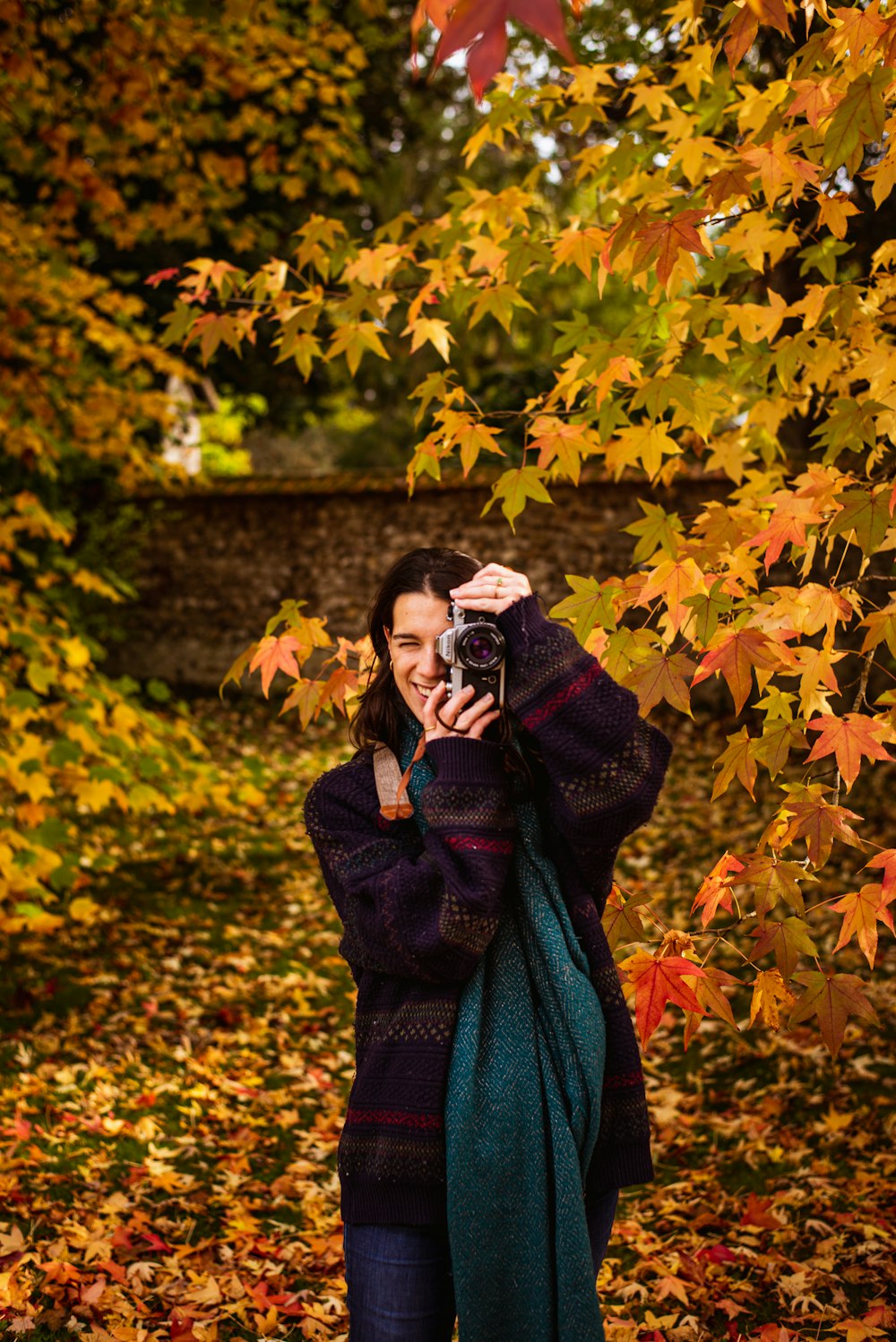 femme avec appareil photo reflex numérique