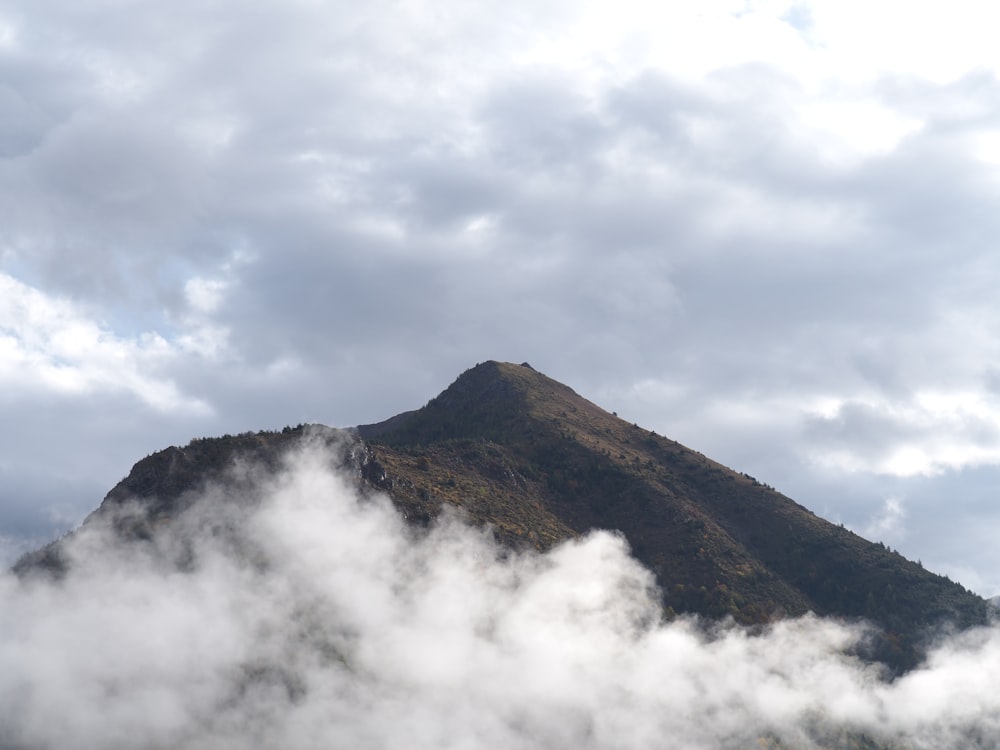 nubes cubriendo la montaña