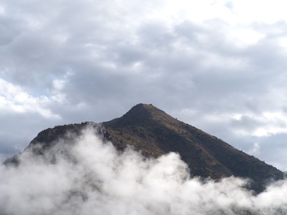 nuvole che coprono la montagna