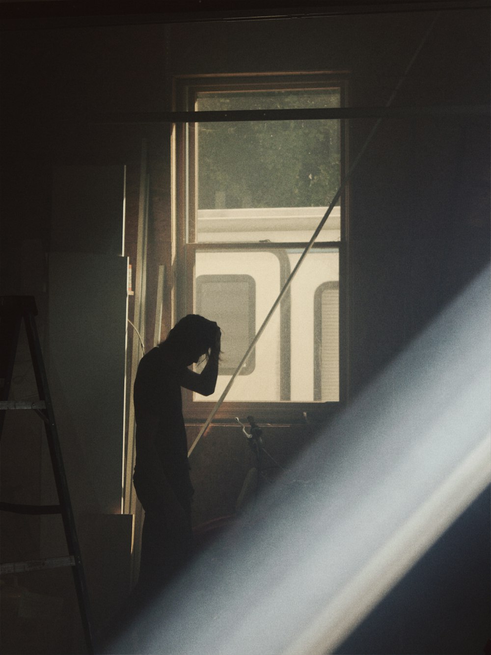 hombre junto a una ventana