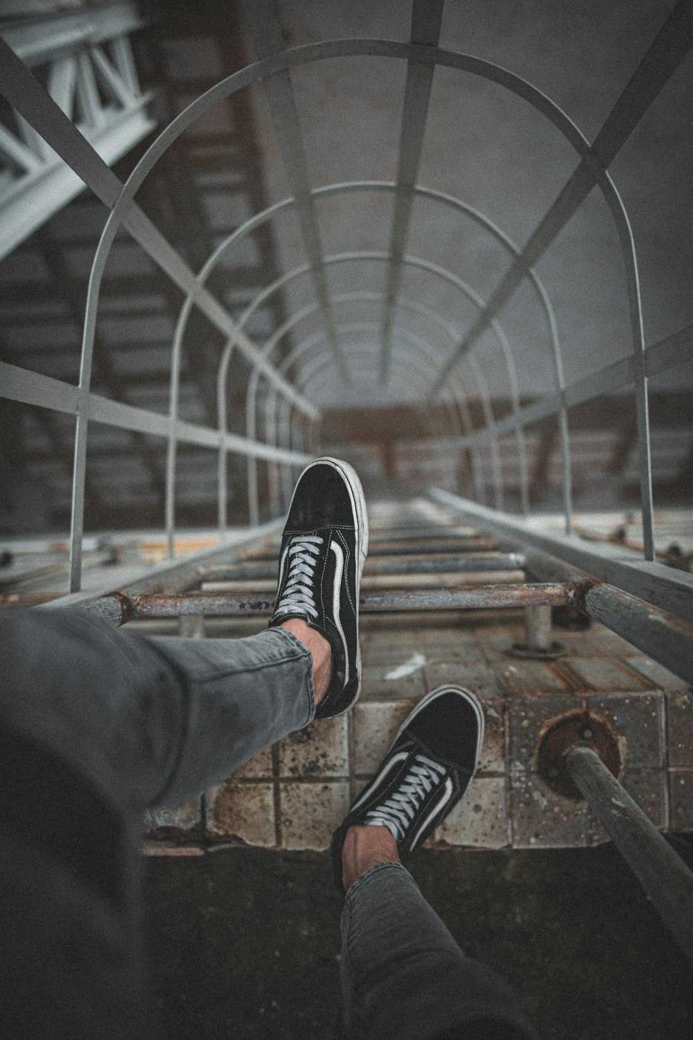 Foto de el hombre usa zapatillas bajas Vans negras en la parte superior de  la escalera de la pared – Imagen gratuita Gris en Unsplash