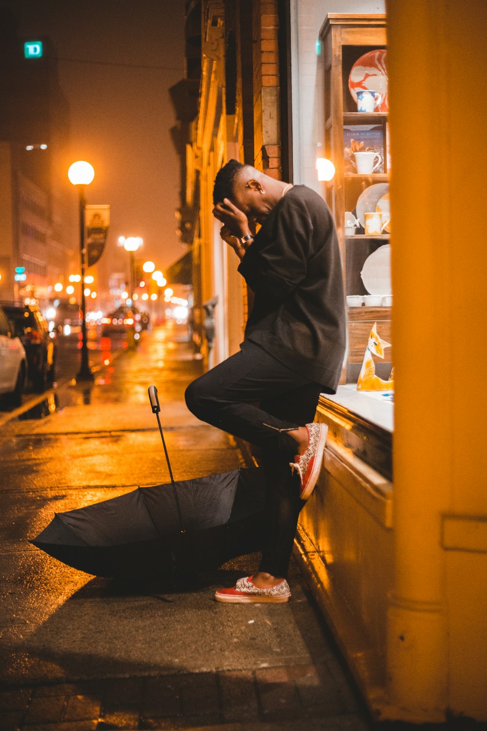 homme portant une chemise et un pantalon noirs