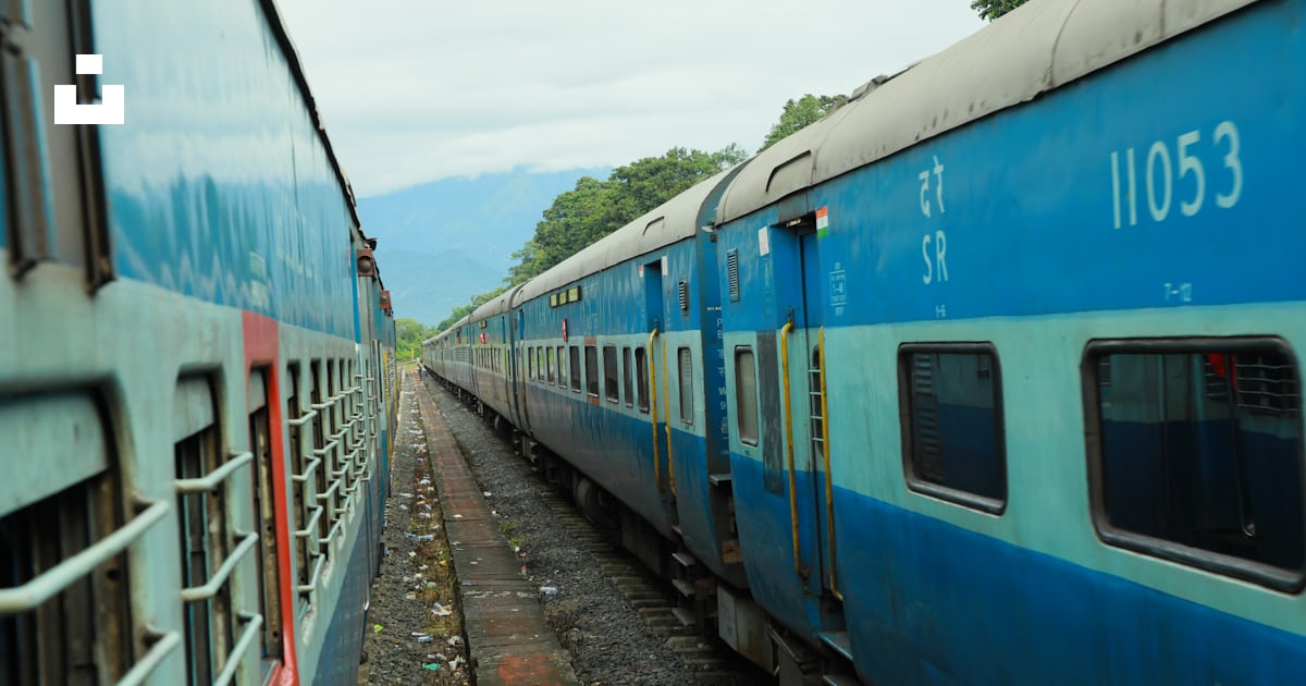Teal and blue train photo – Free Railway Image on Unsplash