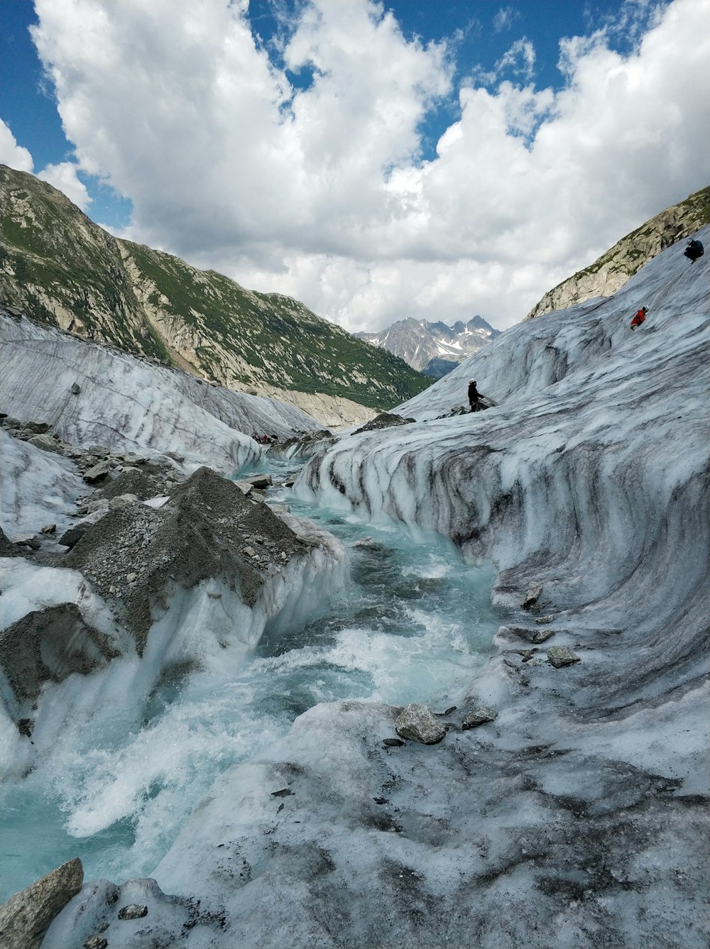 Fotografía de paisaje de montaña blanca y gris