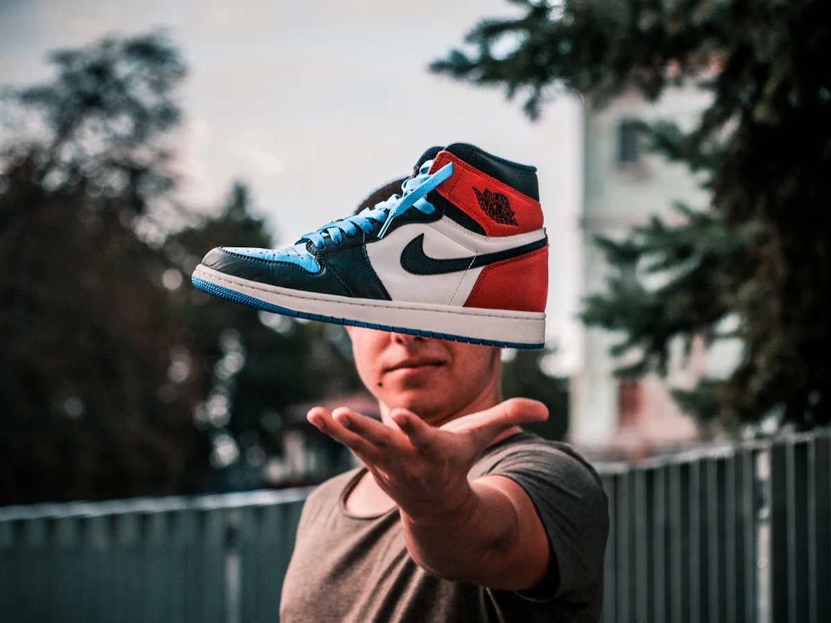 Sneaker Jordan montante bleue, rouge et blanche photographiée en lévitation