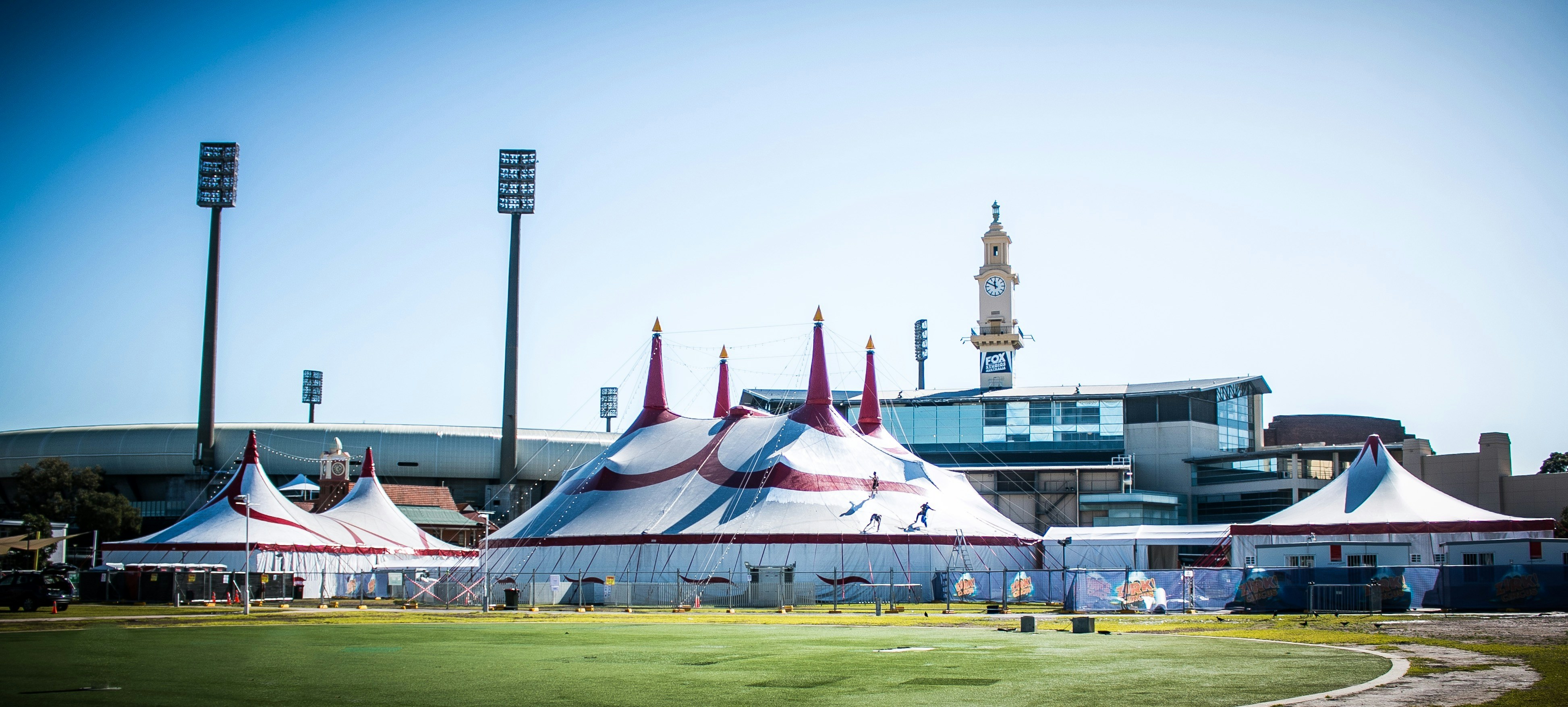 grandi tende bianche sotto il cielo blu