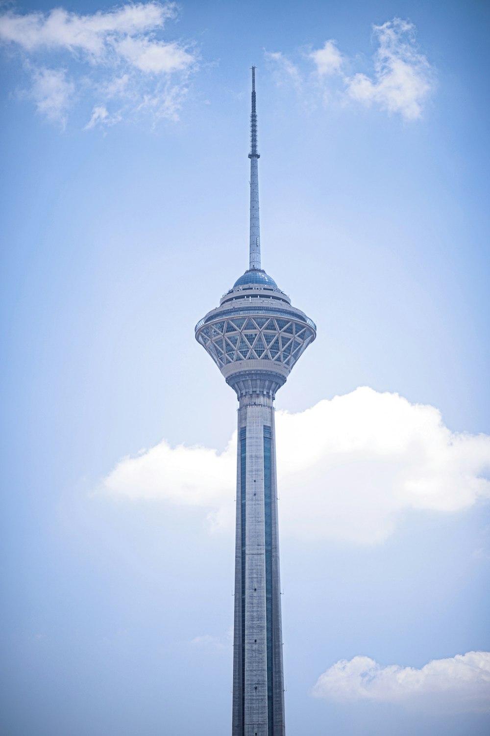 Blau-weißes Turmgebäude unter blau-weißem Himmel während des Tages