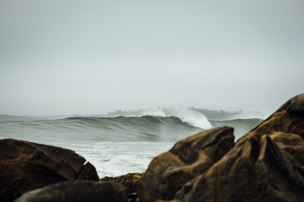 De grosses vagues de l’océan à travers les rochers sur le rivage